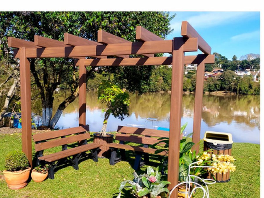Pergolado em plástico reciclado à beira de um lago